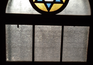 okno synagogi z witrażem gwiazdą Dawida